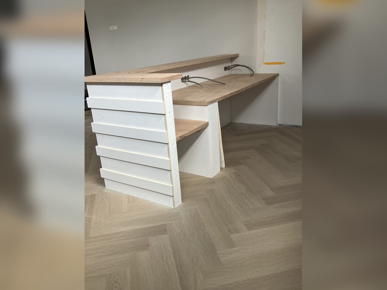 Maatwerk bar met eiken blad en een lang werkblad langs de wand