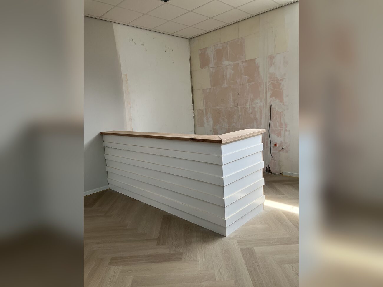 Maatwerk bar van rabatdelen met eiken blad, op een visgraatvloer
